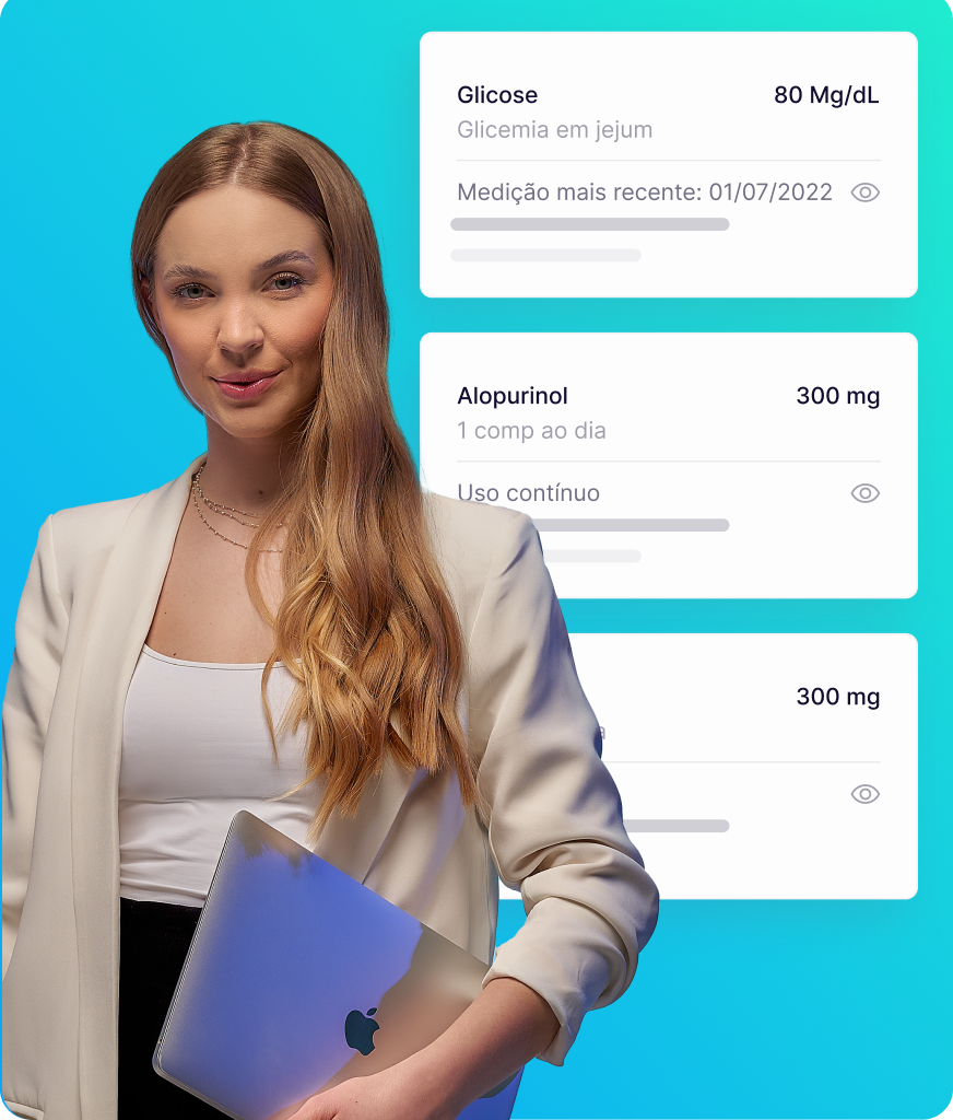 Mulher loira de cabelo liso e comprido, vestindo um blazer off-white sobrepondo uma camiseta branca. Ela segura um notebook enquanto sorri. Ao fundo há imagens ilustrativas do sistema Atende.Net Saúde.