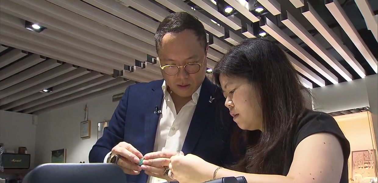 WILLS JEWELLERY 同事與客人一同鑑賞寶石
