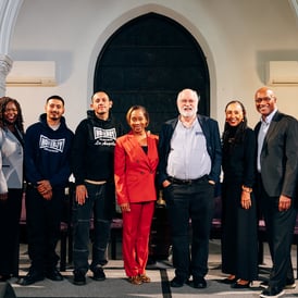 Oradores y asistentes del evento Una velada con el Padre Greg Boyle de Homeboy Industries