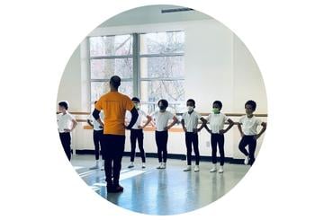 Ikolo Griffin in studio with DanceChance students, photo by DanceChance staff.