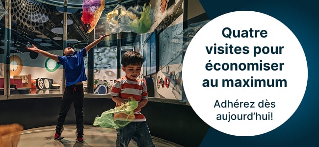 Deux enfants jouent avec des morceaux de tissu colorés dans la soufflerie du Musée des sciences et de la technologie du Canada. Dans un cercle blanc, on peut lire : « Quatre visites pour économiser au maximum. Adhérez dès aujourd'hui! »