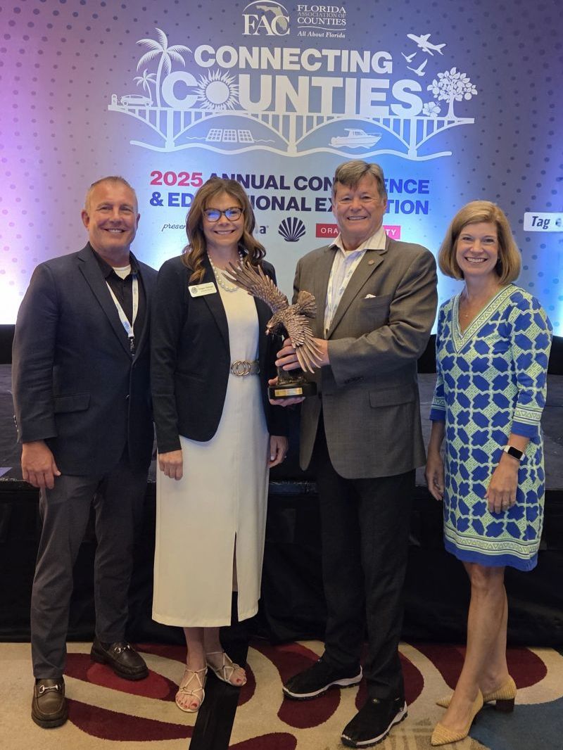 Commissioners and County Manager accepting eagle award at conference