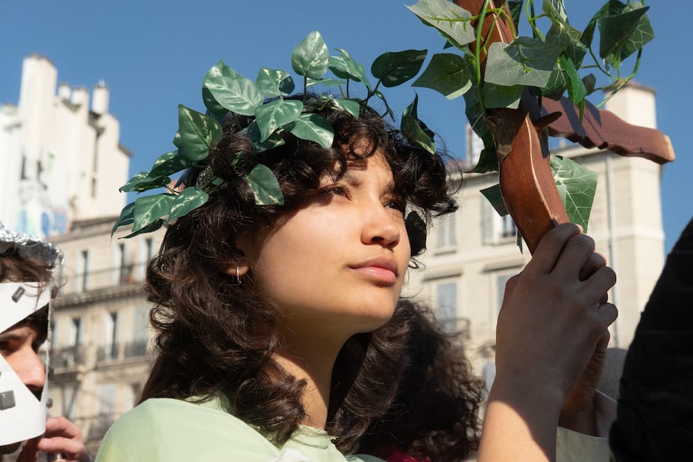 toi où est inscrit le mot "PEACHES"