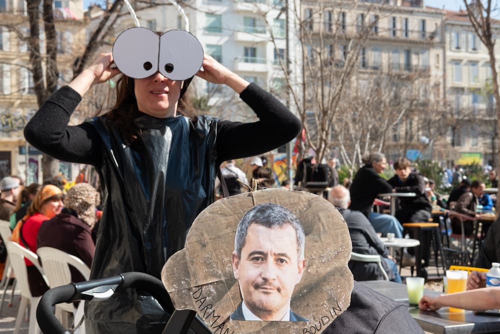 toi où est inscrit le mot "PEACHES"