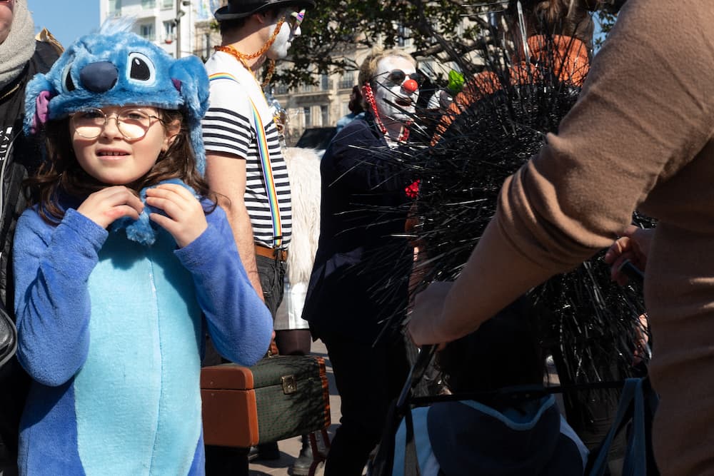 toi où est inscrit le mot "PEACHES"