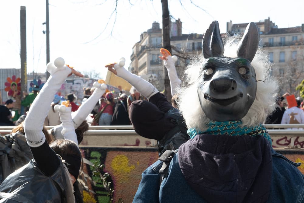 toi où est inscrit le mot "PEACHES"