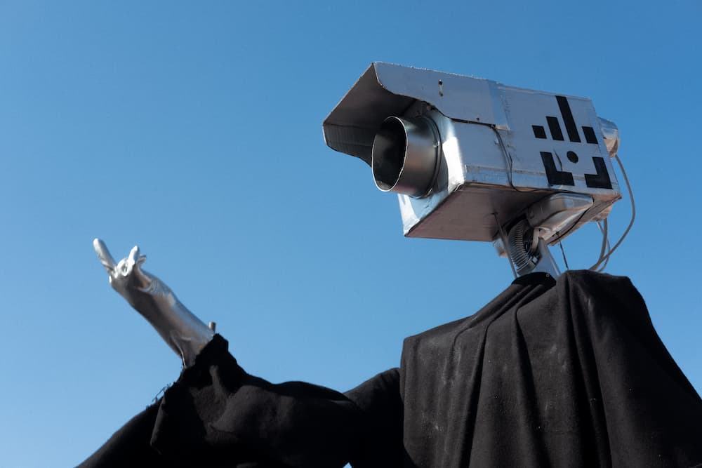 toi où est inscrit le mot "PEACHES"