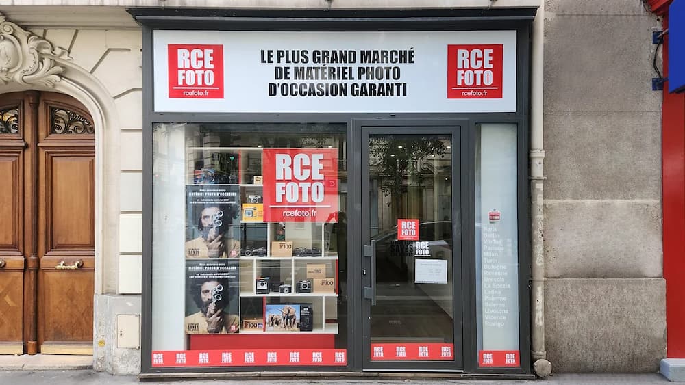 toi où est inscrit le mot "PEACHES"