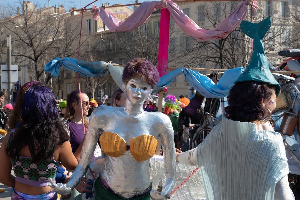 toi où est inscrit le mot "PEACHES"