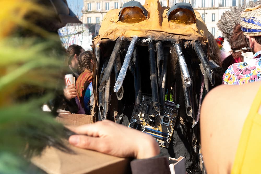 toi où est inscrit le mot "PEACHES"