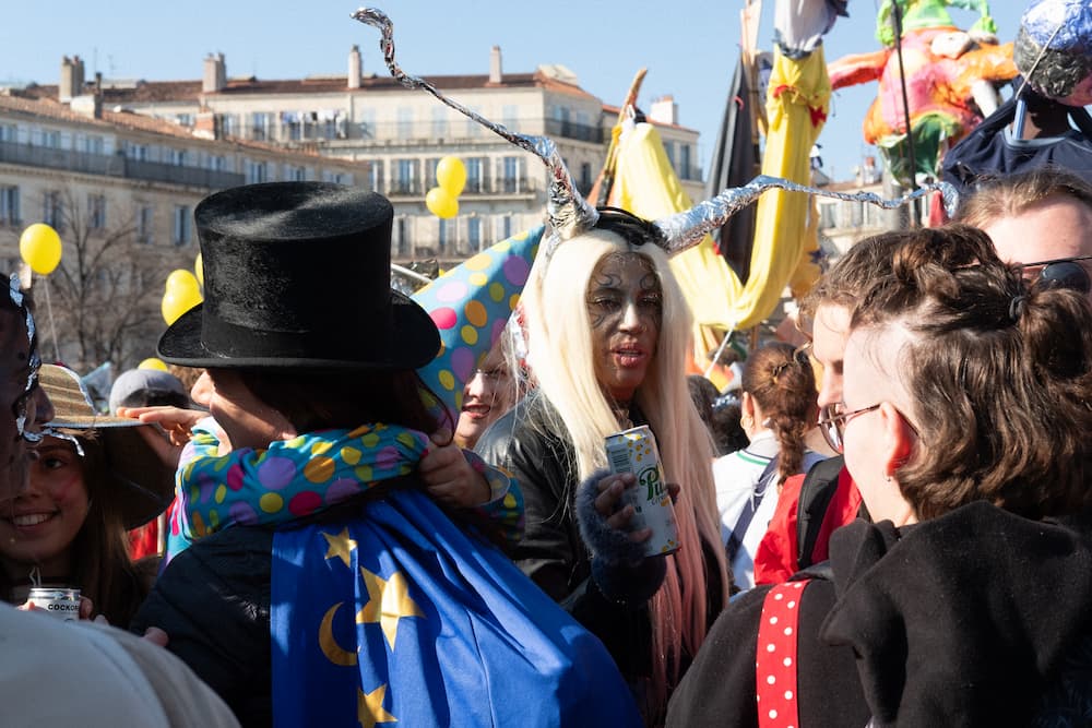 toi où est inscrit le mot "PEACHES"