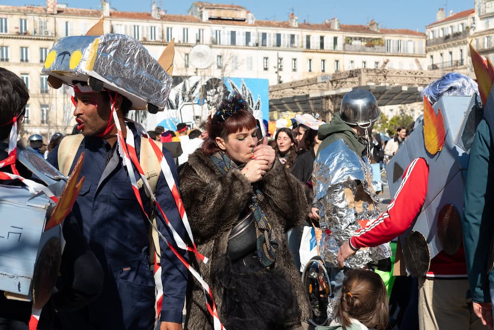 toi où est inscrit le mot "PEACHES"