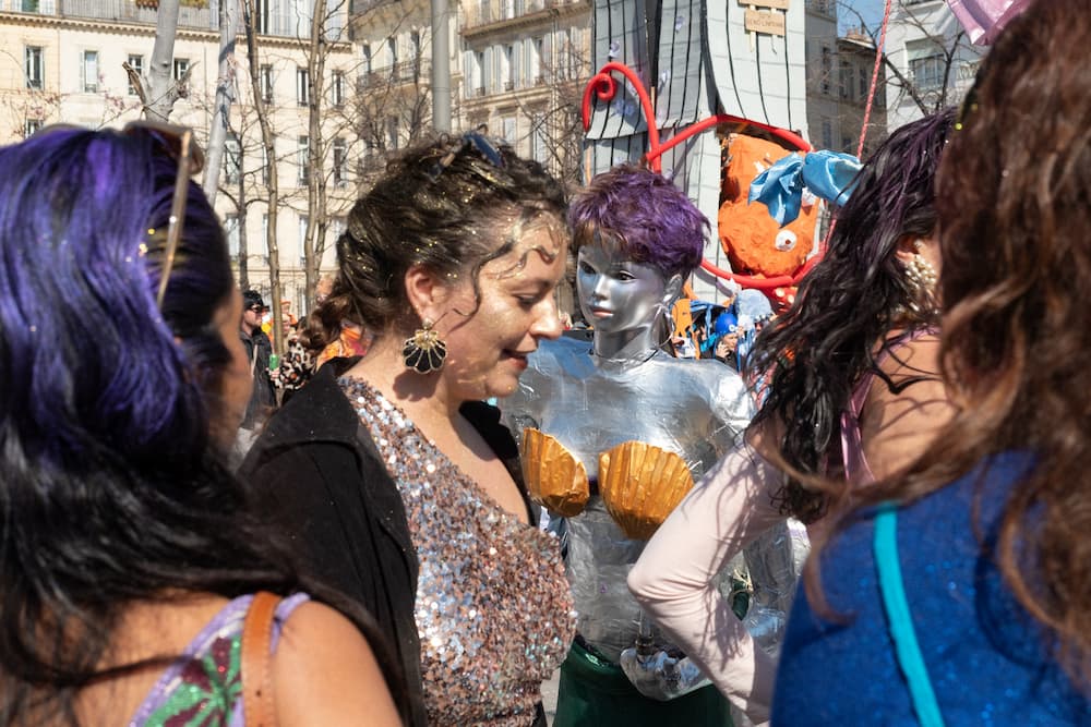 toi où est inscrit le mot "PEACHES"