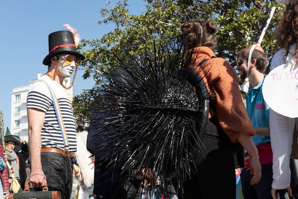 toi où est inscrit le mot "PEACHES"