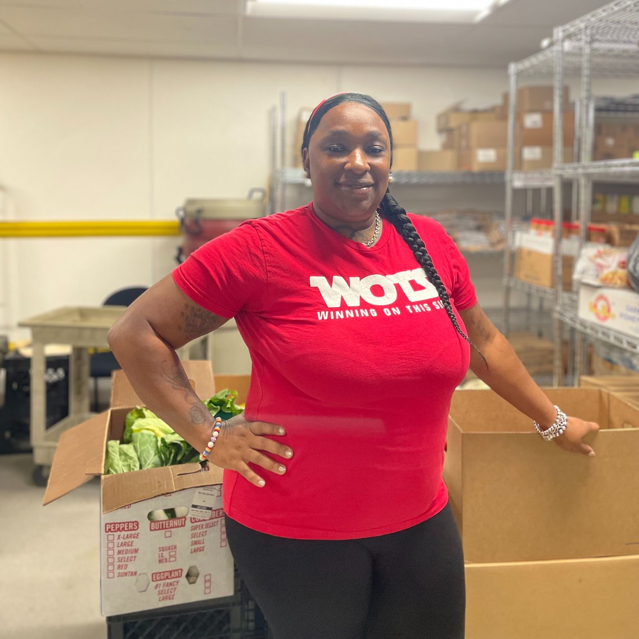 Yon pasyan fi ki kanpe nan depo manje a