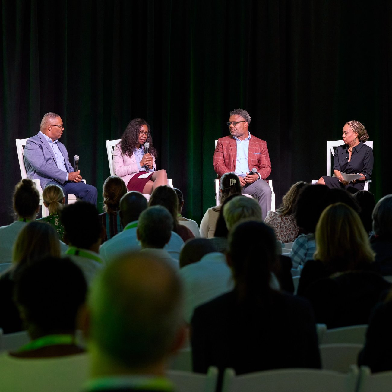 Panèl 4 oratè ki chita sou estrad la