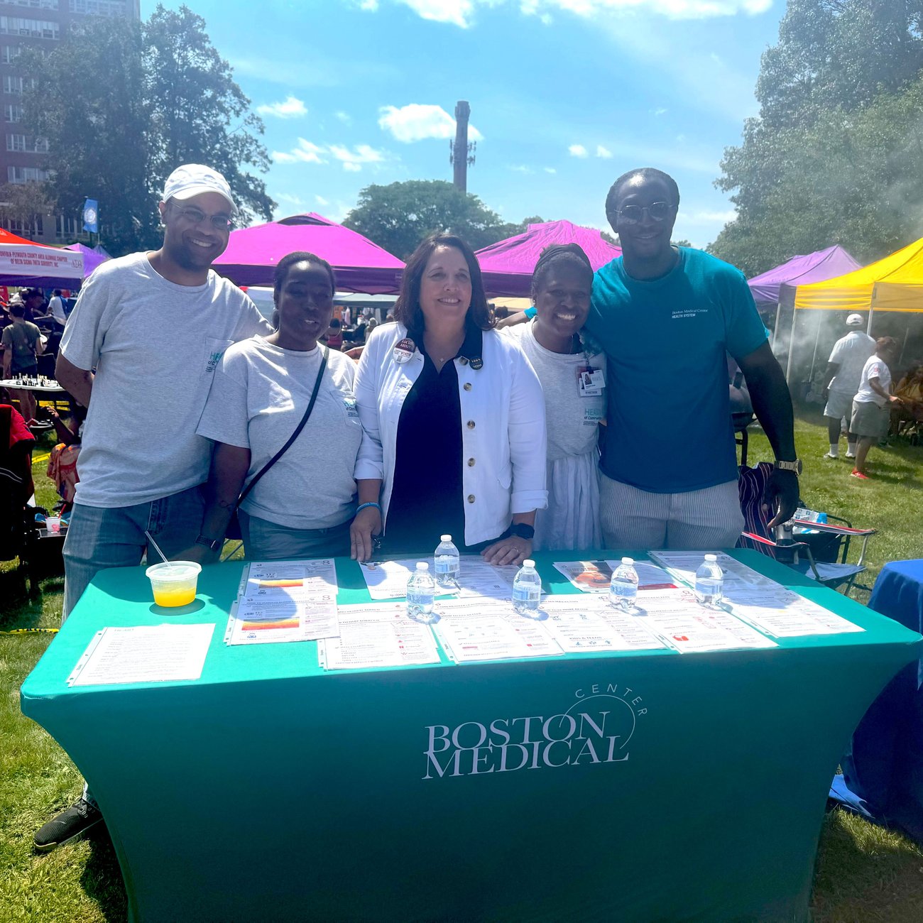 Equipe de Engajamento Comunitário da BMC no evento de Juneteenth
