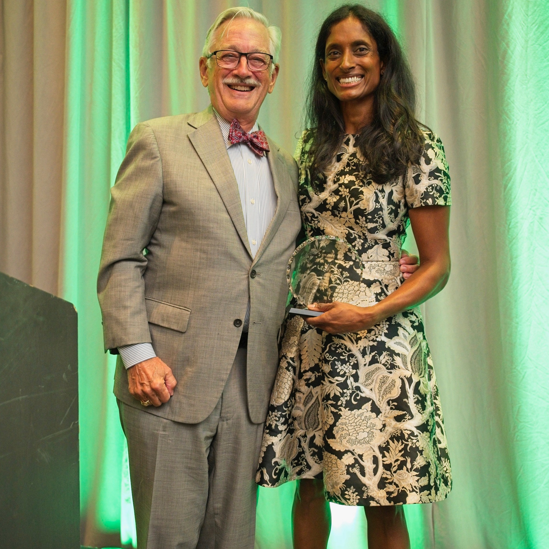 La Dra. Ayesha Abdeen recibiendo el premio