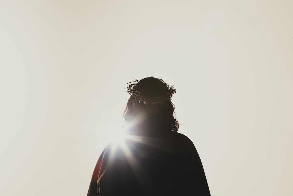 Jesus stands for all to see with crown 