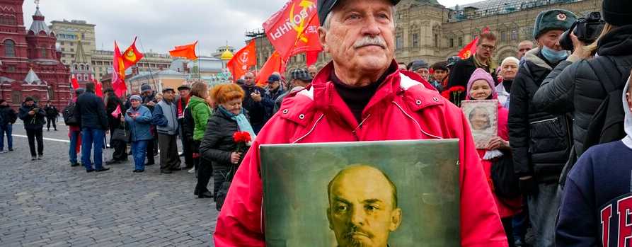 Russian communists visit the Mausoleum of Soviet founder Vladimir Lenin on the the 152nd anniversary of his birth at Moscow, April 22, 2022.