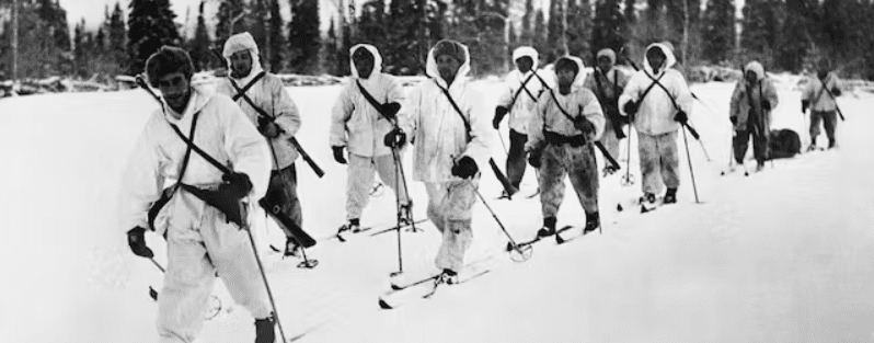 Finnish soldiers traveling on skis during World War II. Via Wikimedia Commons