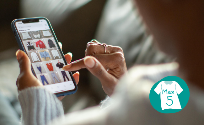 Kvinna köper kläder via mobilen, riksföreningens
bild