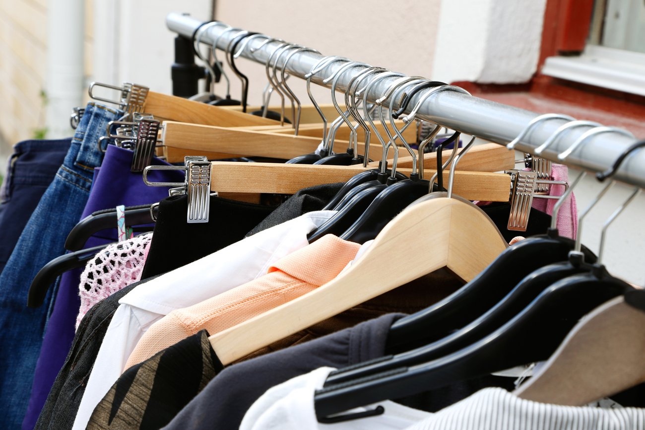 Klädhängare med kläder, foto: Roland Magnusson, Mostphotos