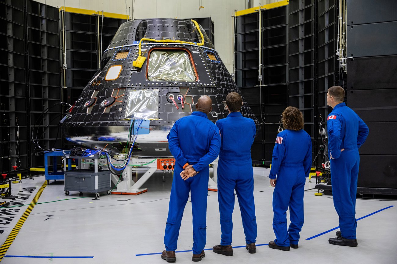 Artemis crew inspects Orion