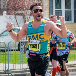 Paciente do BMC Nick O'Hara correndo na Maratona de Boston 2025