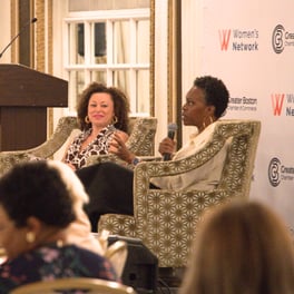 Rachel Felix de BMC lidera una discusión en el evento de la Red de Mujeres de la Cámara de Comercio del Gran Boston.