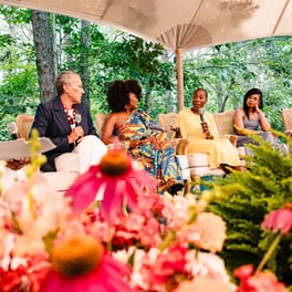 Público e painel do evento sobre equidade em saúde em Martha’s Vineyard