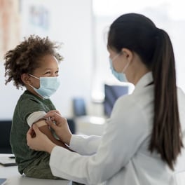 Niño recibiendo la vacuna contra la gripe