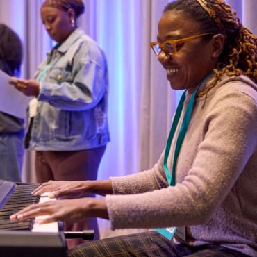 Elizabeth Addison tocando el piano