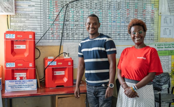 Zwei Frauen mit ihren Kindern. Zwei Frauen mit ihren Kindern.