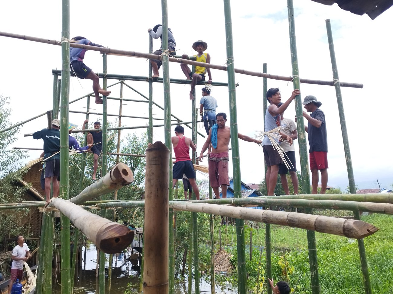 En collaboration avec une organisation partenaire locale, Caritas Suisse forme des ouvrières et ouvriers du bâtiment et soutient la remise en état des habitations.