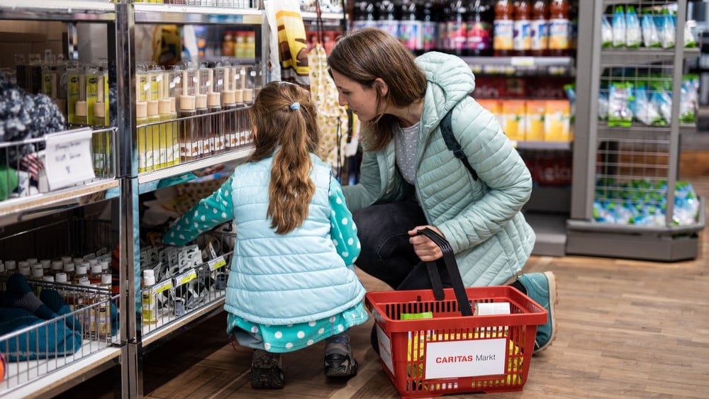 Zwei Frauen mit ihren Kindern.