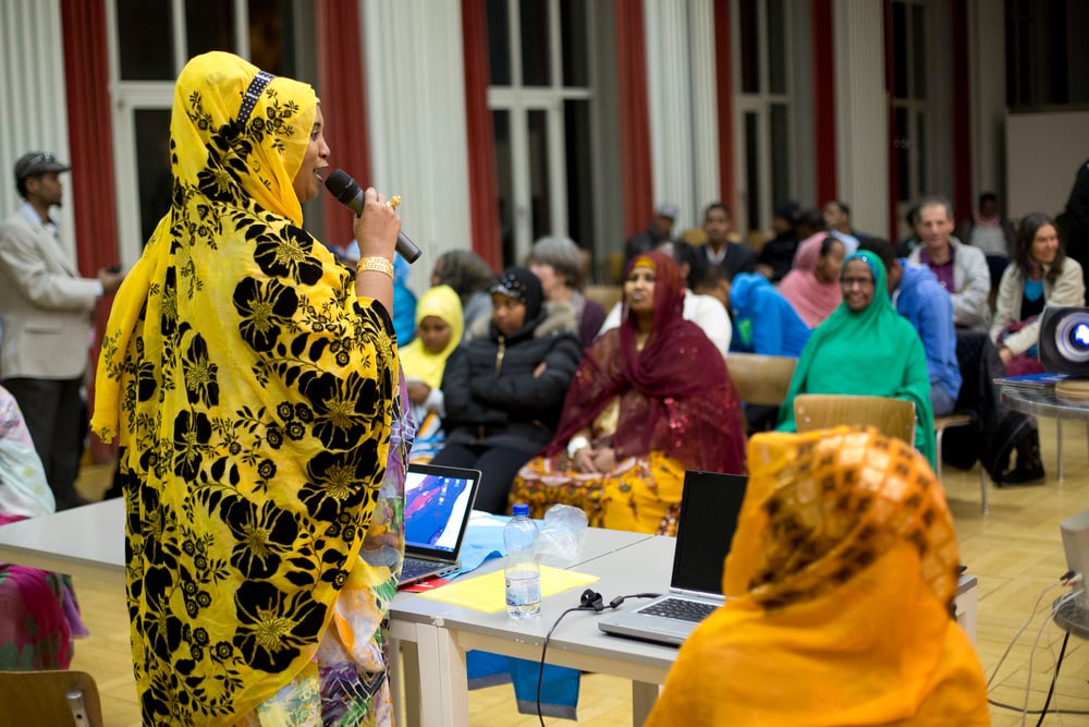 Zwei Frauen mit ihren Kindern.