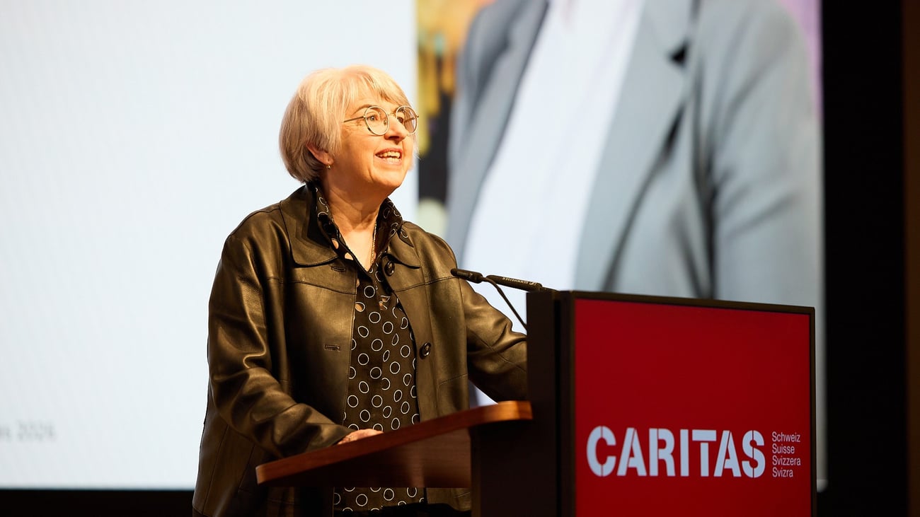 Zwei Frauen mit ihren Kindern.