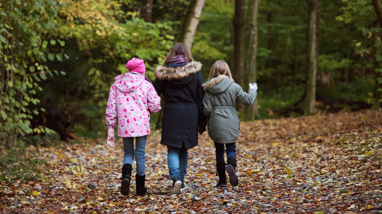 Zwei Frauen mit ihren Kindern.