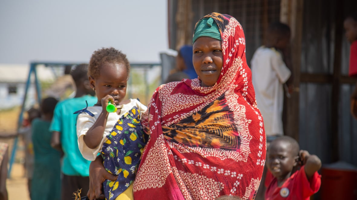 Auf dem Bild ist Mariam und ihr Kind im Gorom Camp im Südsudan zu sehen.