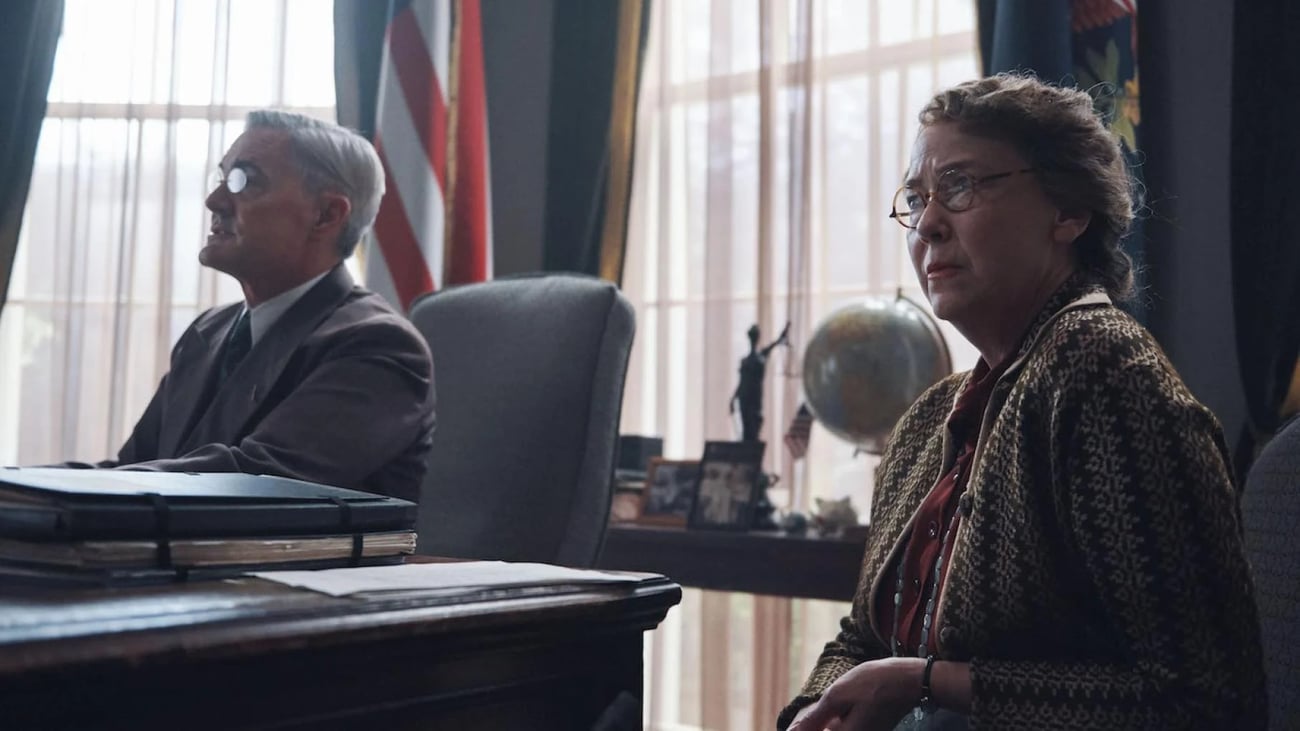 FDR and Eleanor Roosevelt behind the president's desk