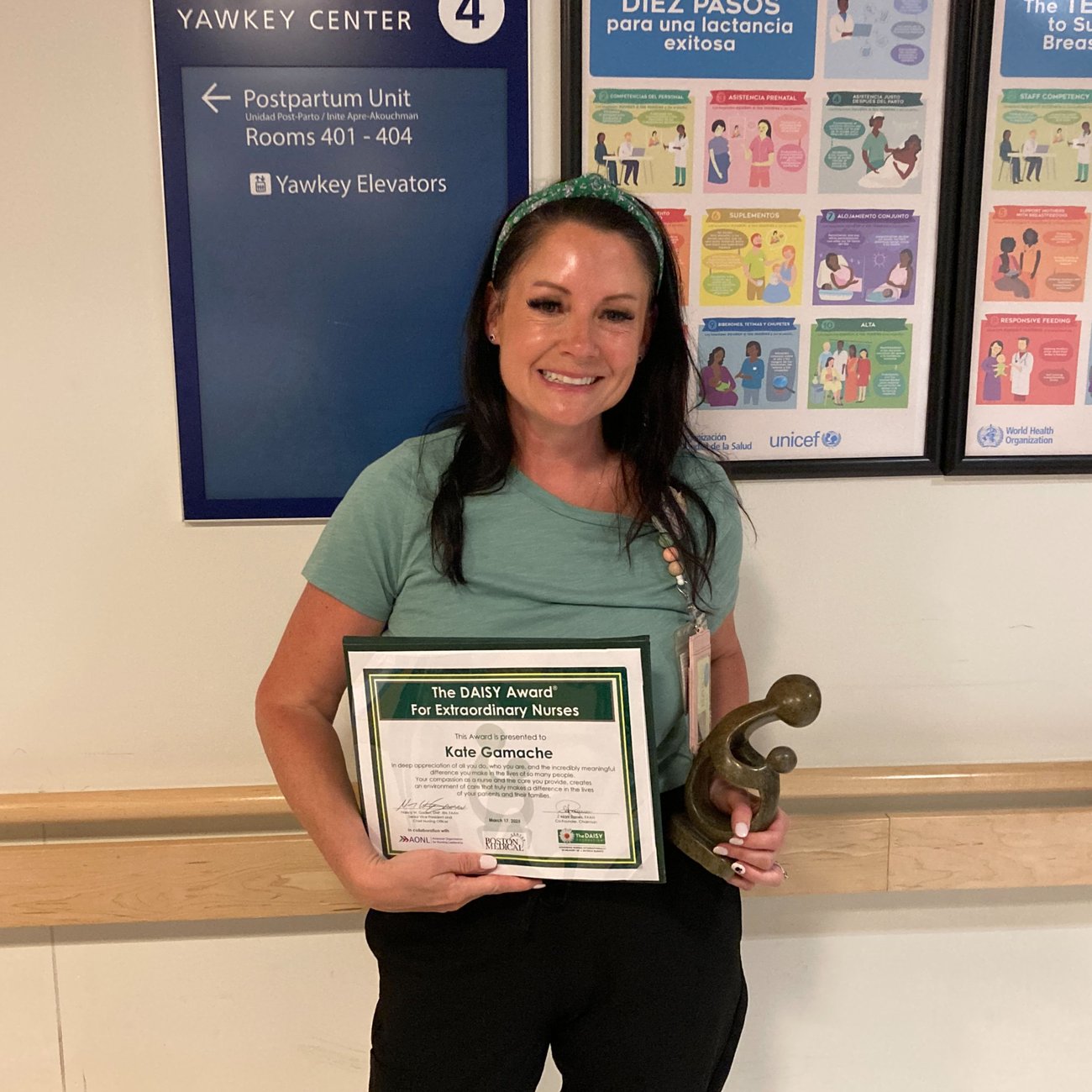 Enfermera del BMC posando con un certificado