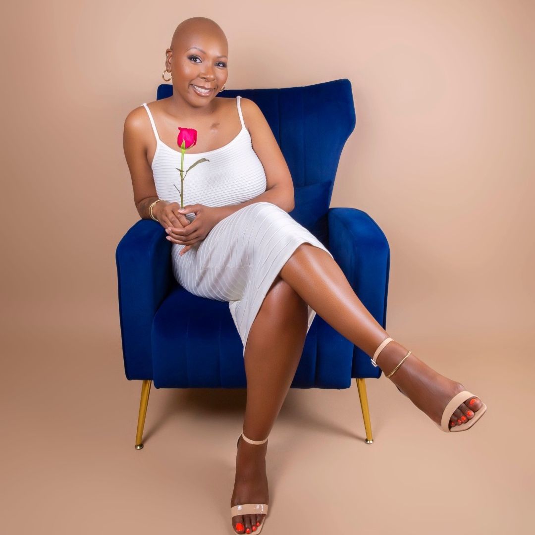 Paciente con cáncer del BMC posando en una silla