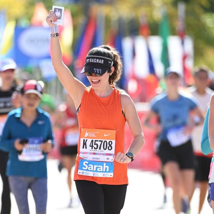 Corredora del maratón celebrando