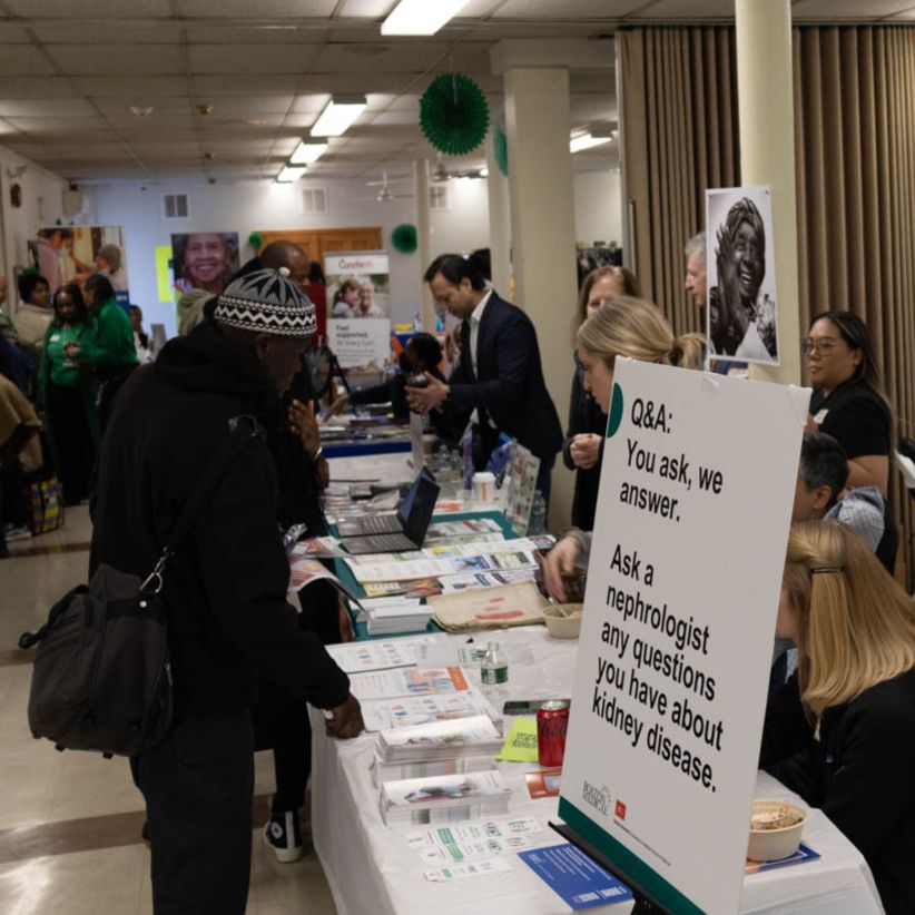 Asistente al evento visitando un puesto de información