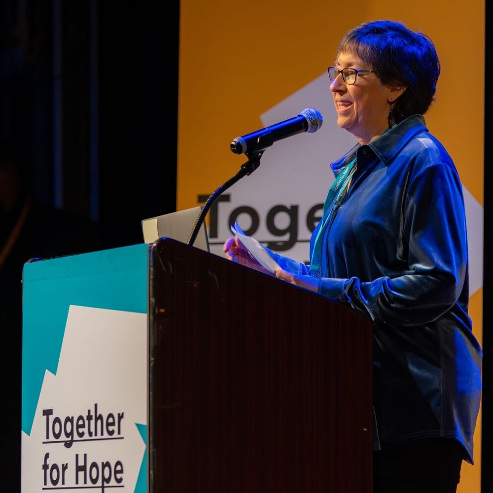 Mujer hablando en el podio