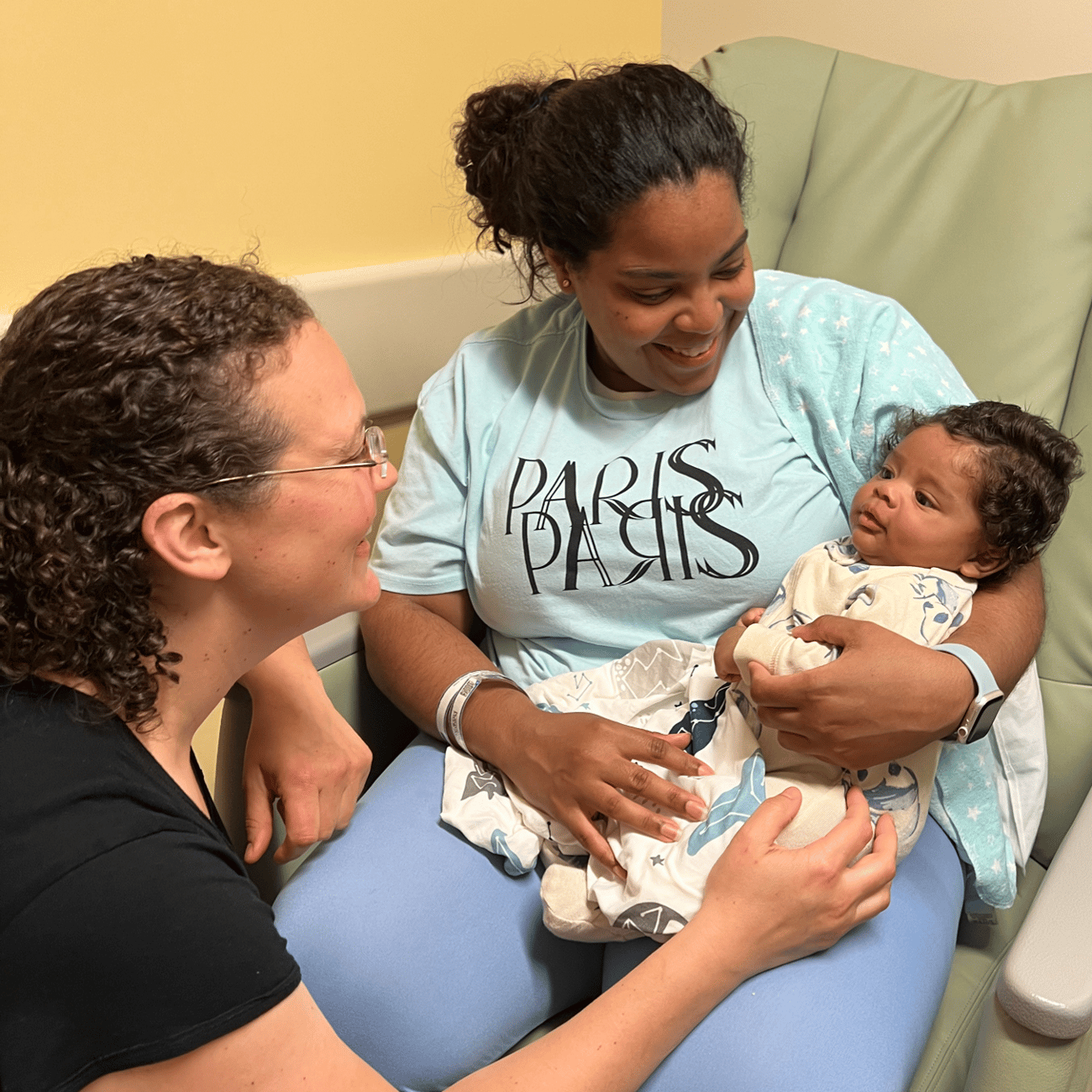 Mãe e recém-nascido com profissional