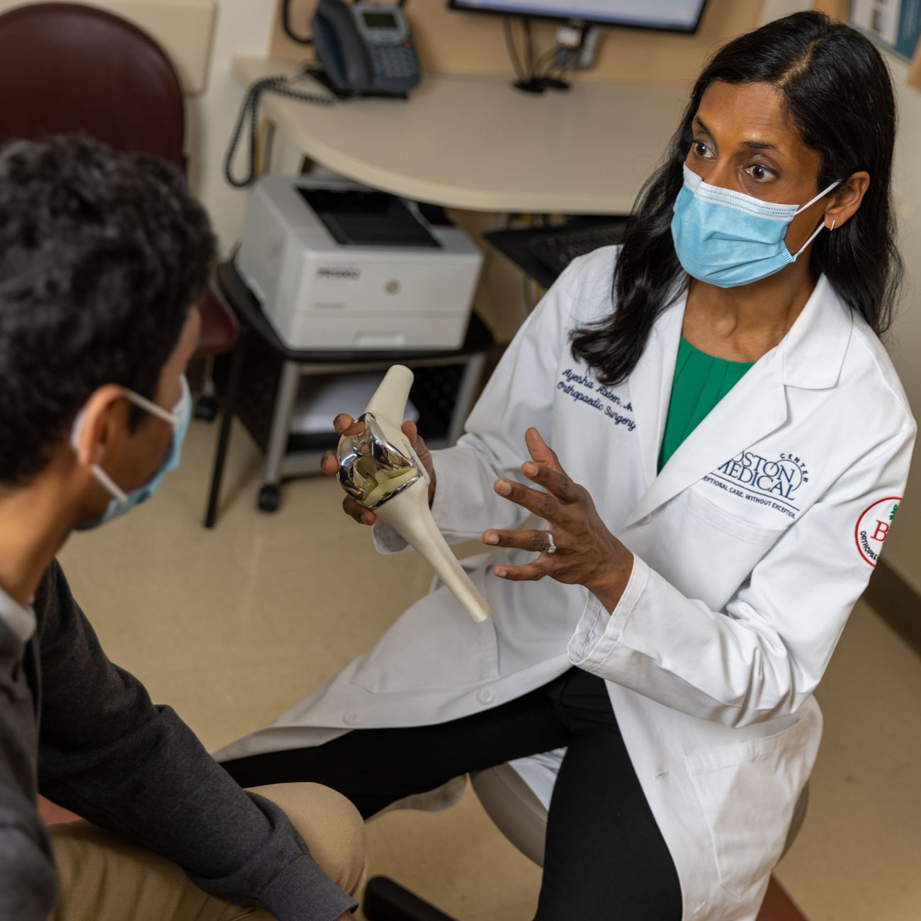 Dra. Abdeen ouvindo paciente