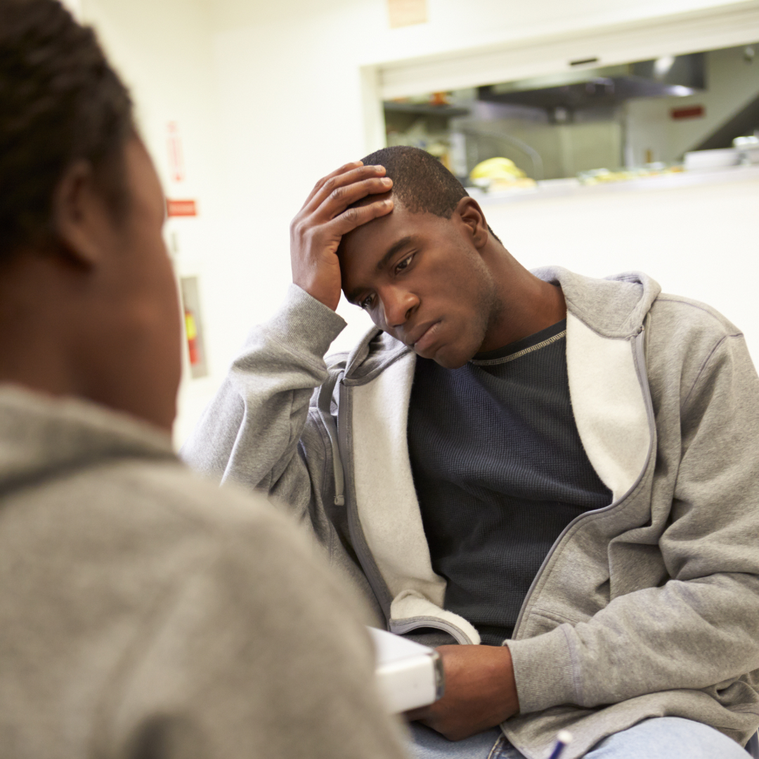 Paciente masculino en el consultorio del médico