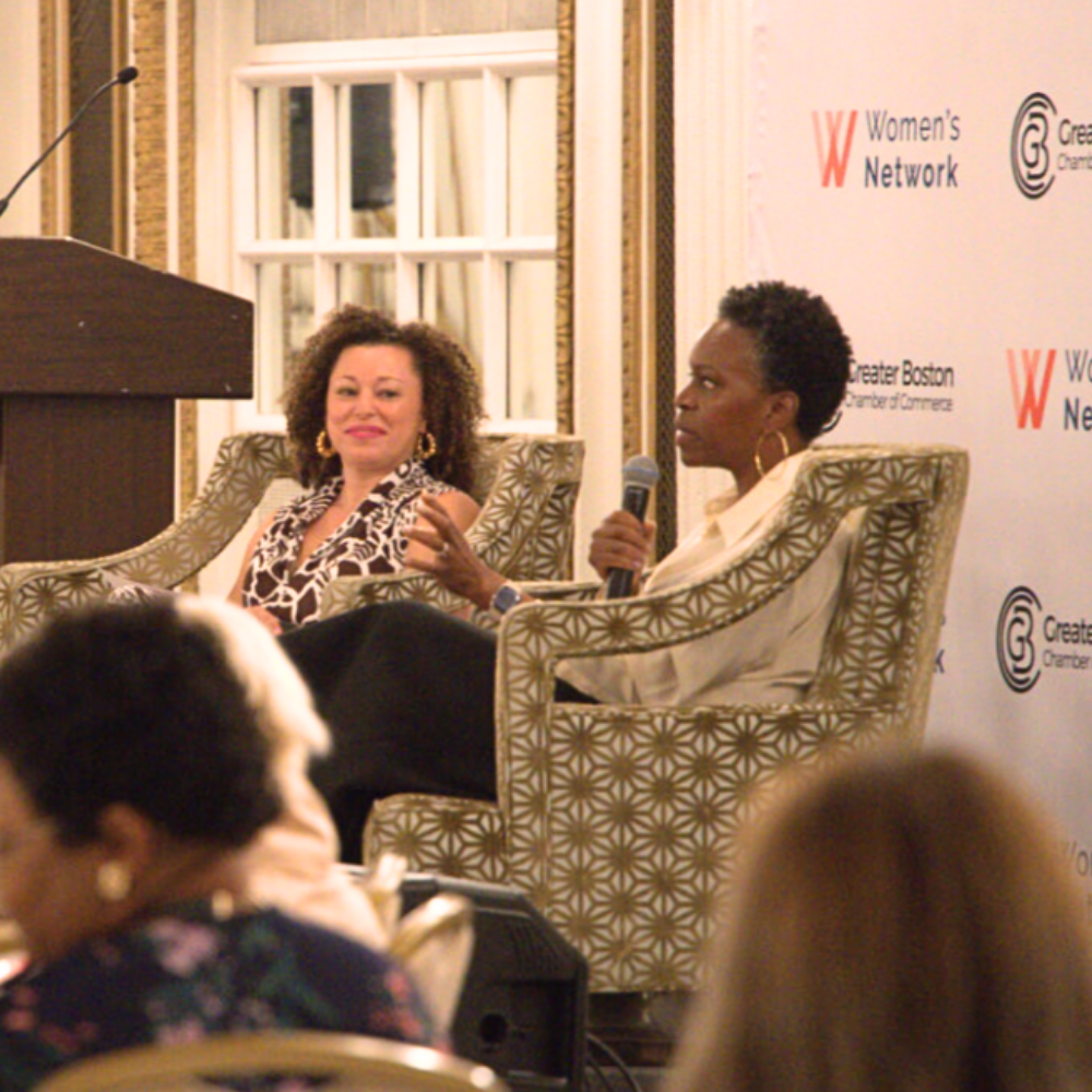 Rachel Felix de BMC lidera una discusión en el evento de la Red de Mujeres de la Cámara de Comercio del Gran Boston.